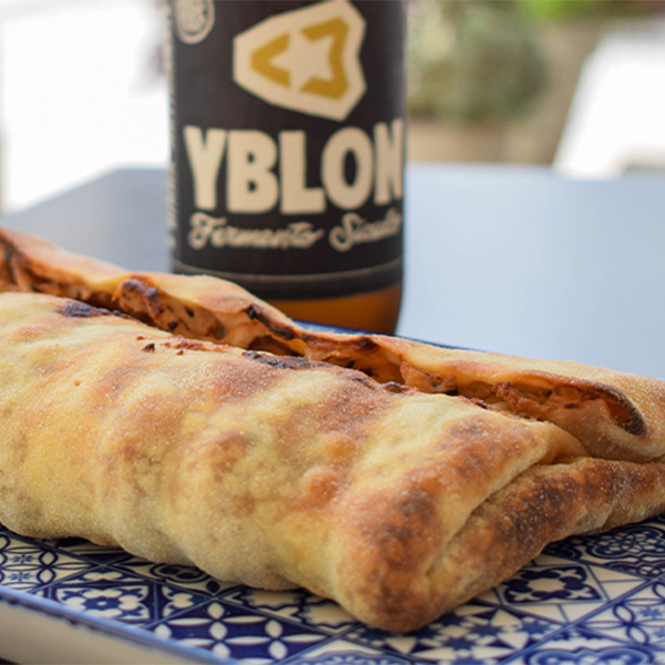 Scaccia ricotta, capuliatu, olive nere e capperi